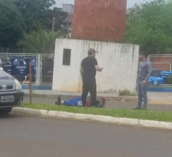 Homem de 46 anos perde controle da moto e bate em monumento em Três de Maio