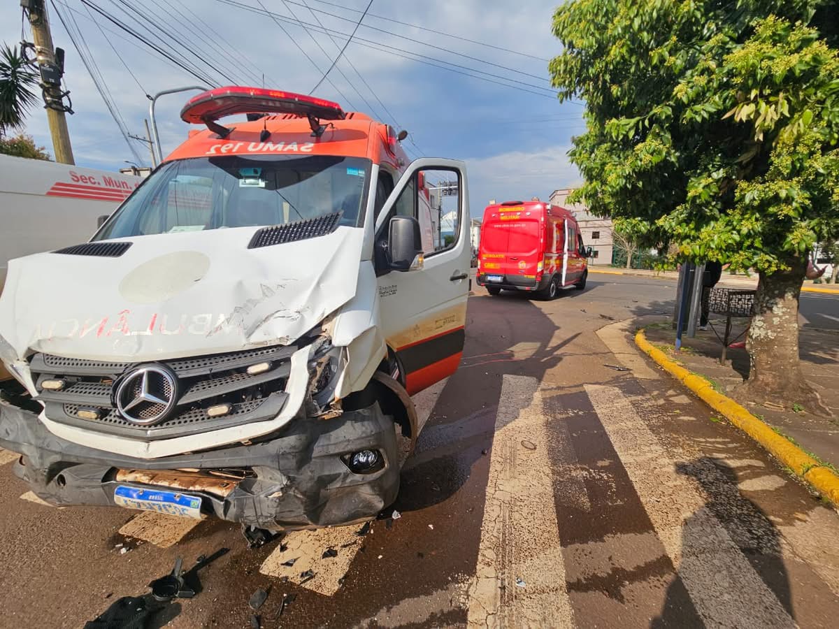 Viatura do SAMU e carro de passeio colidem no centro de Horizontina, deixando três pessoas feridas